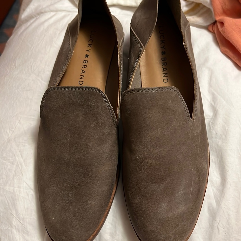 brand shoe. Size 7.5  color is like a gray.